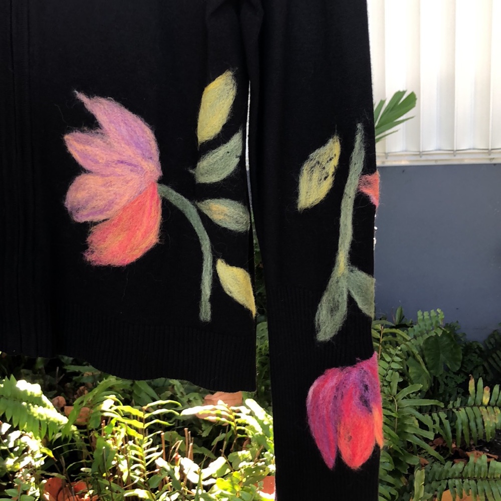 Vintage beautiful zip up sweater embellished with beautiful flowers.  size M. - Picture 3 of 10